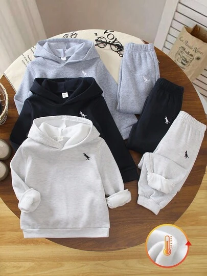 SHEIN Genkimix Kids Set de 3 piezas Conjunto informal de niño pequeño con sudadera con capucha bordada de dinosaurio y pantalones holgados, de tela suave y de alta calidad, versátil para la escuela, salidas, vacaciones, fiestas y temporada de regreso a clases