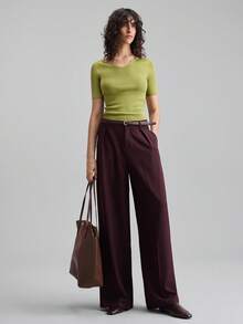 Ontre Style élégant, design minimaliste, tissu tricoté, vert avocat, manches courtes, encolure asymétrique, silhouette ajustée, Top tricoté pour femme, pull pour femme, vêtements d'automne, tenue décontractée, tenue de bureau décontractée - Militaire verte - Voir 7