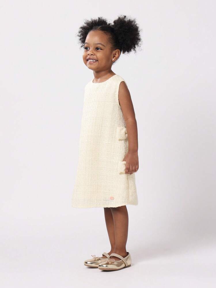 사이드 리본 디테일이 있는 슬리브리스 부클 쉬프트 드레스