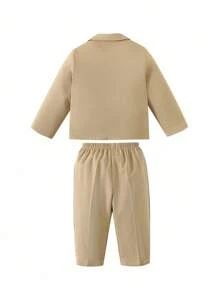 2 pezzi/Set Outfit da Gentiluomo per Bambino, Giacca Kaki con Decorazione a Fiore sul Petto e Pantaloni, Comodo, Versatile, Stile Britannico Classico Retrò, Adatto per Interno, Esterno, Quotidiano, Sport, Gioco, Festa, Servizio Fotografico, Vacanza, Festival, Matrimonio, festa di nascità, Elegante, Invitato a Matrimonio, Paggetto, Anello Ragazzo Outfit da Matrimonio Formale per Bambino Maschio Beige, in Autunno/Inverno - Cachi - Visualizzare 2