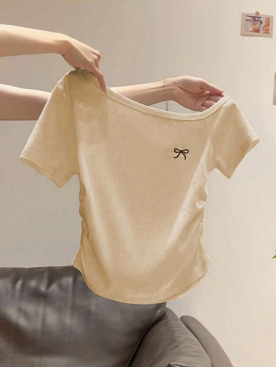 INAWLY 女式夏季新款性感不对称领口蝴蝶结刺绣荷叶边修身露肩T恤 - 卡其色 - 查看 1