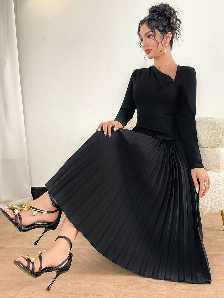 Modelyn فستان أنيق متوسط الطول بأكمام طويلة وياقة غير متماثلة وذيل مطوي ذو لون أحادي - الأسود - مشاهدة 3