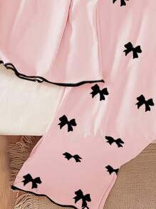 SHEIN Genkimix Kids 2 件套青少年女孩睡衣套装，浅粉色蝴蝶结印花底，撞色波浪边，短袖上衣和裤子，休闲家居服，返校时尚 - 粉色 - 查看 4