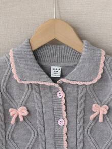 SHEIN كارديجان سميك للبنات المراهقات باللون الرمادي والوردي، قماش ناعم ومطاطي من الفليس، مناسب للخروجات والتجمعات والارتداء اليومي، كارديجان بنات للخريف والشتاء، كارديجان كابل مضفر للبنات الصغيرات، كنزة بأزرار للبنات الرضع، كارديجان رمادي للبنات المراهقات. كارديجان البنات المراهقات هو كنزة صوفية مزدوجة الطبقة منسوجة باليد باللون الرمادي الأنيق، مزين بتصميم على شكل معين مع حافة وأساور وياقة باللون الوردي. يحتوي على 6 أزرار وهو كارديجان طويل الأكمام وطويل الرقبة. هذه الكنزة ناعمة ومريحة للخريف والشتاء، مناسبة للاستخدام اليومي والسفر والعطلات والمنزل. إنها مثالية للأطفال للعب والارتداء عند العودة إلى المدرسة في الخريف - رمادي - مشاهدة 5