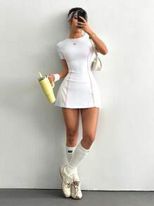Sovereign Charm 女式网球健身户外修身白色短袖运动连衣裙，配有短裤和手机口袋 - 白色 - 查看 4