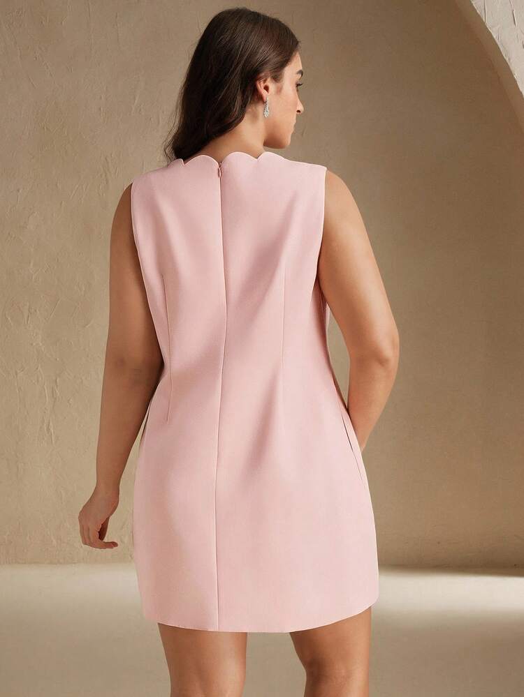 Elegantes, französisches, handgefertigtes, perlenbesticktes, ärmeloses, figurbetontes Kleid in Große Größen