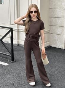 SHEIN 适合年轻女孩的舒适咖啡棕色圆领短袖T恤和喇叭裤两件套，常规袖长，宽松版型，适合青少年女孩。这款棕色两件套套装，适合青少年女孩穿着，休闲舒适，适合日常穿着。返校季服装，棕色套装，适合女孩穿着。 - 咖啡棕 - 查看 5