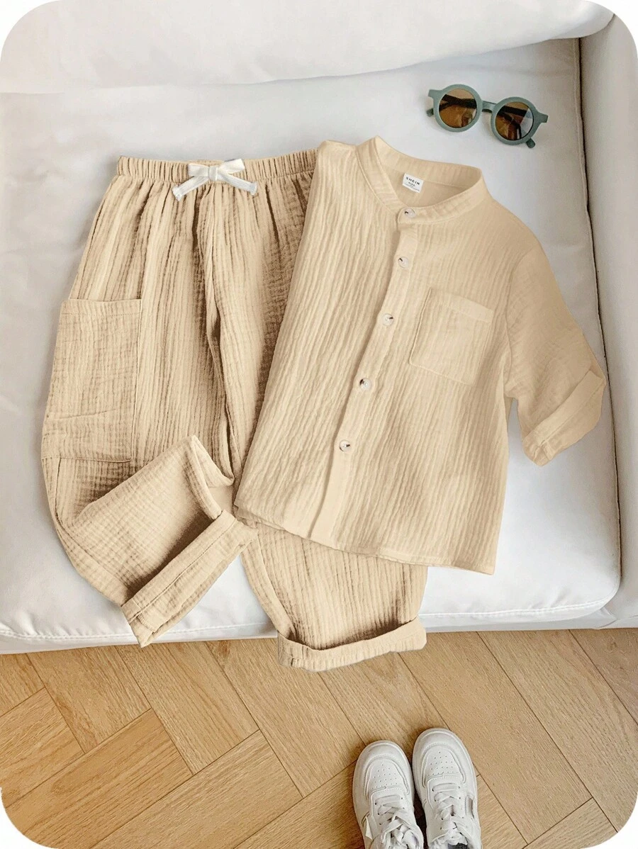 SHEIN 2 件装年轻男孩休闲运动度假纯色白色领口短袖衬衫和松紧腰口袋纯色裤子套装，适合儿童服装、幼儿男孩服装、返校，男孩套装适合生日派对、晚会、表演、婚礼、情人节，适合日常使用、学校、旅行、运动、春夏季节