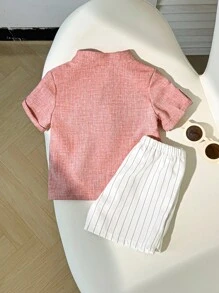 SHEIN LMoss Kids 男宝宝夏季可爱休闲立领粉色短袖衬衫+条纹弹力腰短裤套装，适合生日派对、晚宴、演出、婚礼、迎婴派对、一周岁生日庆祝等场合。男宝宝夏季服装，男宝宝夏季衣服，男宝宝亚麻套装，男宝宝夏季服装套装 - 彩色 - 查看 2