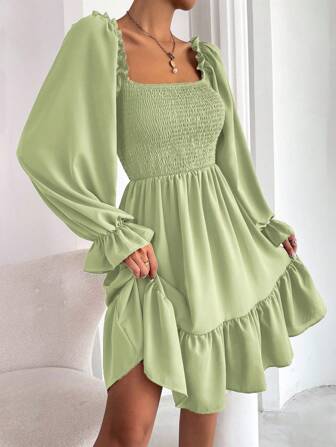 Vestido de cuello cuadrado con corpiño con fruncido de manga con volante bajo con fruncido