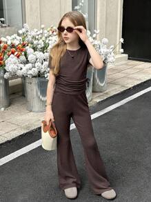 SHEIN 适合年轻女孩的舒适咖啡棕色圆领短袖T恤和喇叭裤两件套，常规袖长，宽松版型，适合青少年女孩。这款棕色两件套套装，适合青少年女孩穿着，休闲舒适，适合日常穿着。返校季服装，棕色套装，适合女孩穿着。 - 咖啡棕 - 查看 4