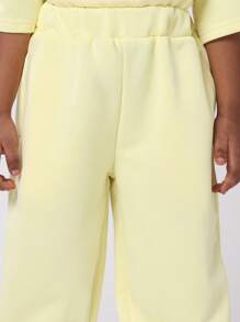 SUMWON Ensemble coordonné t-shirt et jogger en deux pièces jaune pastel d'été avec message d'amour de soi et détails de texte bleu, tenue décontractée