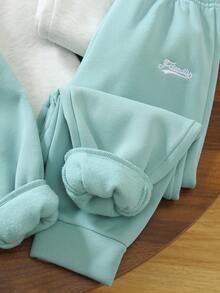 SHEIN 男童休闲百搭字母刺绣落肩宽松长袖连帽衫和柔软休闲裤边套装。该套装设计简约时尚，带兜帽保护耳朵，宽松版型穿着舒适。柔软亲肤的面料为宝宝提供健康呵护，适合日常穿着、玩耍、聚会、上学以及冬季返校季穿着。 - 彩色 - 查看 6