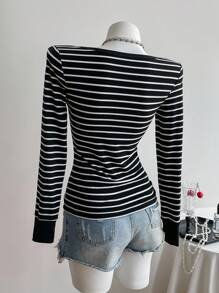 Elamini Áo thun cổ tròn tay dài ôm sát, vải sọc đen trắng, không cổ, khóa kéo nửa, cài nút, thiết kế tối giản, phong cách đường phố thường ngày, trang phục cổ điển, đa năng cho phụ nữ vào mùa xuân/thu - Đen và trắng - Xem 2