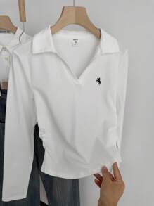 少女白色百搭方形 V 领长袖 T 恤，设计师风格，夏季休闲图案刺绣 Polo 衫，齐腰长款，修身剪裁，干净女孩 - 白色 - 查看 4