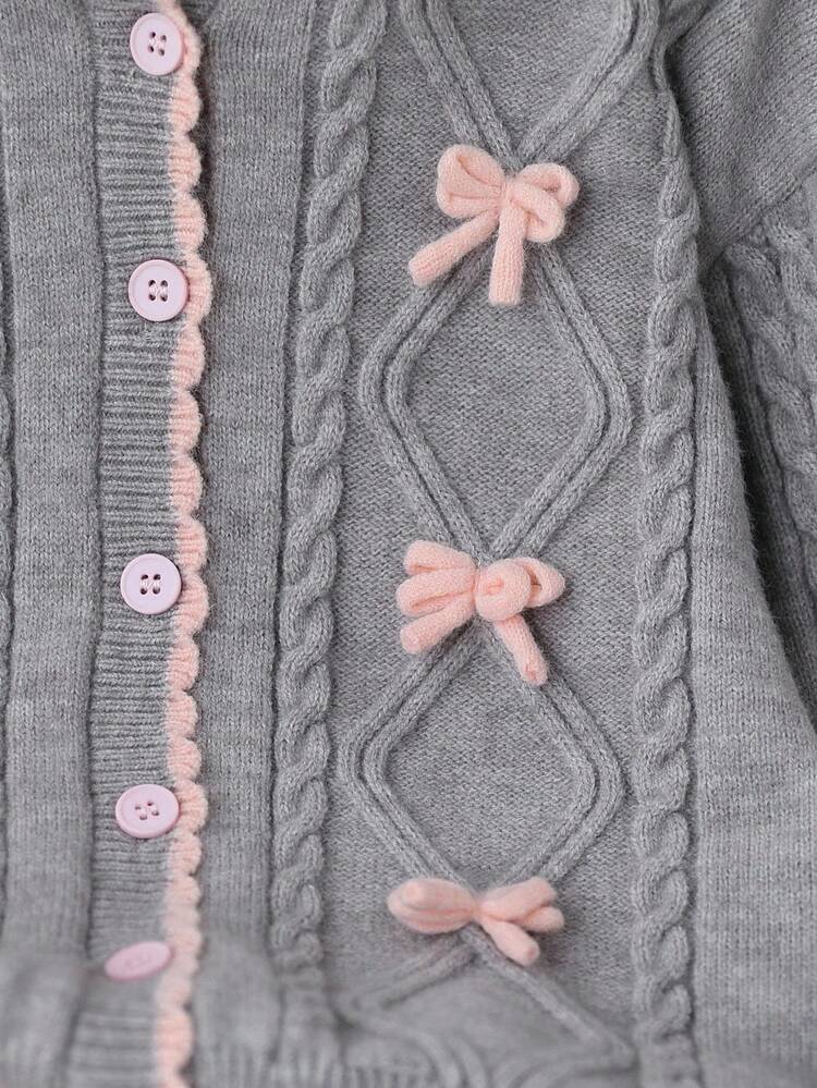 这款女童加厚灰色粉色撞色开衫，采用柔软弹力抓绒面料，适合外出、聚会和休闲穿着，是秋冬季女童开衫毛衣的理想之选。这款开衫采用酷炫的灰色手工编织双层羊毛蝴蝶结针织而成，饰有菱形图案，粉色下摆、袖口和领口更添精致。它有6颗纽扣，是一款长袖长领开衫。这款毛衣柔软舒适，适合秋冬季节穿着，日常穿着、旅行、度假和居家皆宜。是孩子们玩耍和返校季的完美之选。 - 灰色 - 查看 4