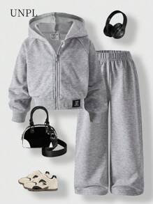 SHEIN ChillGRL Streecool 年轻女孩休闲学院风年轻女孩百搭小标志连帽宽松拉链运动衫和阔腿运动裤套装，适合休闲和运动 - 淺灰色 - 查看 9