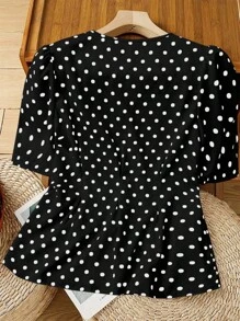 SHEIN Clasi Áo cánh tay ngắn chấm bi cổ chữ V dành cho nữ, thiết kế eo xếp ly, trang trí nút nghiêng, ôm vừa vặn, phong cách Hàn Quốc, mùa hè - màu đen - Xem 2