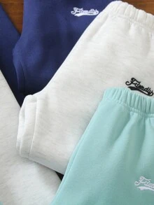 SHEIN 男童休闲百搭字母刺绣落肩宽松长袖连帽衫和柔软休闲裤边套装。该套装设计简约时尚，带兜帽保护耳朵，宽松版型穿着舒适。柔软亲肤的面料为宝宝提供健康呵护，适合日常穿着、玩耍、聚会、上学以及冬季返校季穿着。 - 彩色 - 查看 4