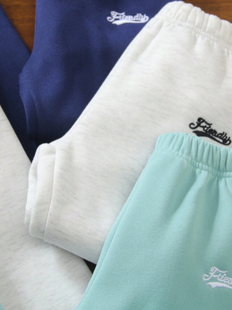 SHEIN 男童休闲百搭字母刺绣落肩宽松长袖连帽衫和柔软休闲裤边套装。该套装设计简约时尚，带兜帽保护耳朵，宽松版型穿着舒适。柔软亲肤的面料为宝宝提供健康呵护，适合日常穿着、玩耍、聚会、上学以及冬季返校季穿着。 - 彩色 - 查看 4