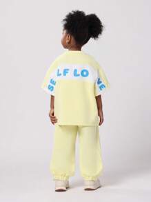 SUMWON Ensemble coordonné t-shirt et jogger en deux pièces jaune pastel d'été avec message d'amour de soi et détails de texte bleu, tenue décontractée