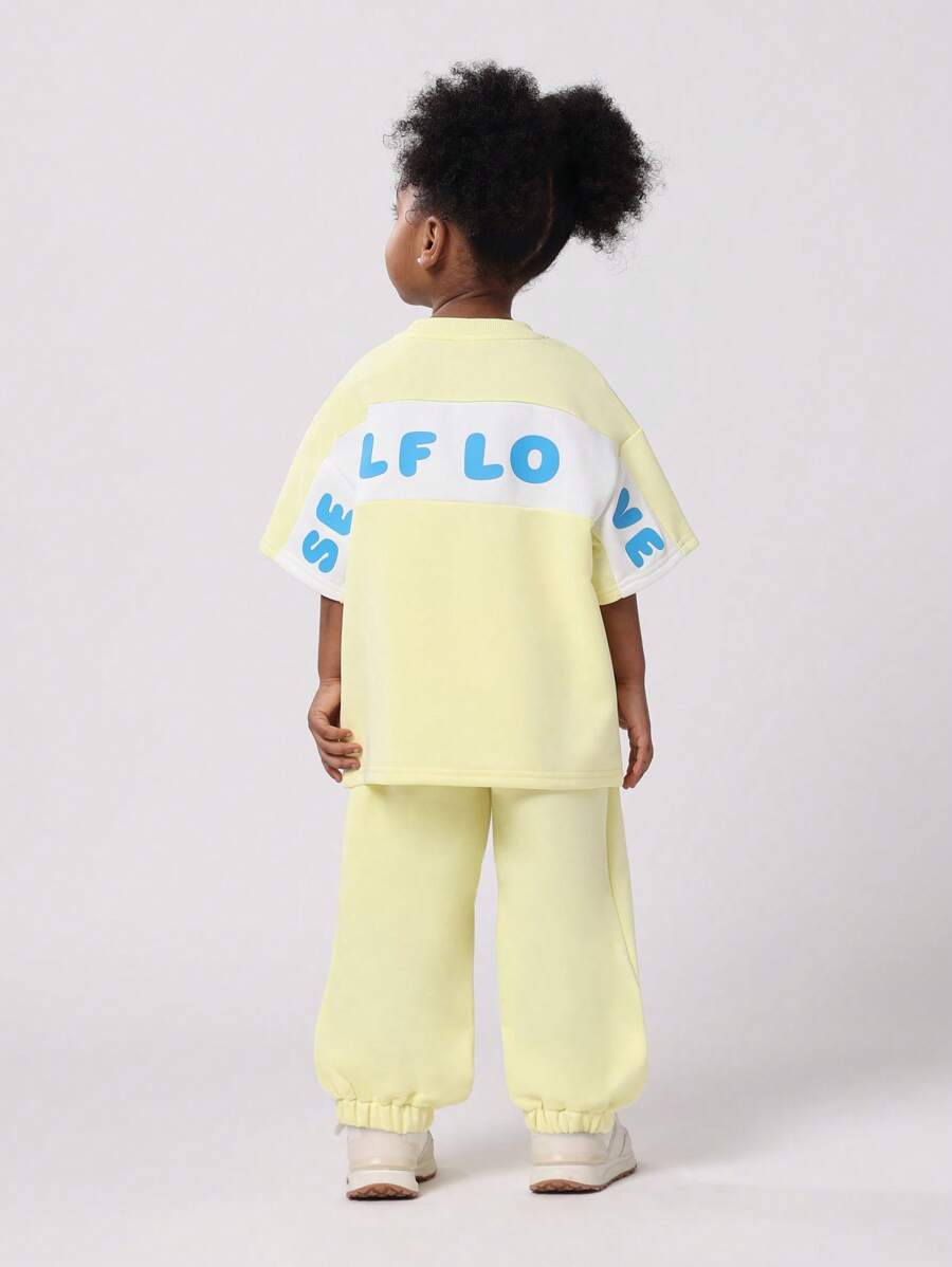SUMWON Ensemble coordonné t-shirt et jogger en deux pièces jaune pastel d'été avec message d'amour de soi et détails de texte bleu, tenue décontractée