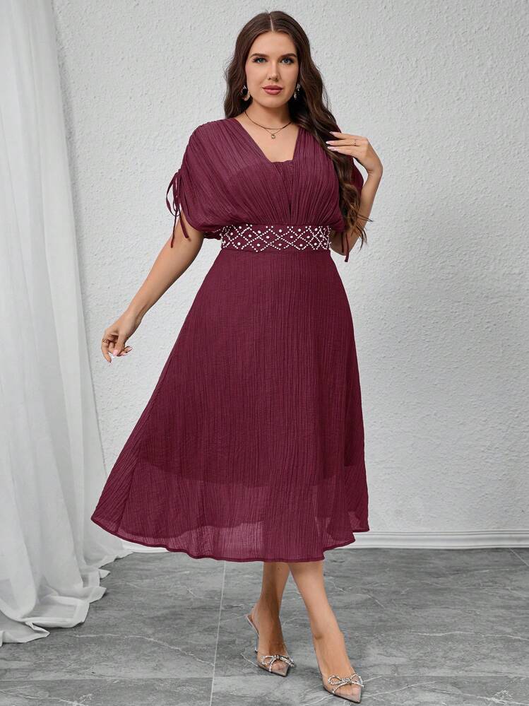 Modelyn Vestido elegante de manga corta con decoración de strass, cintura con cordón y drapeado para tallas grandes - Rojo violeta - Añade 4