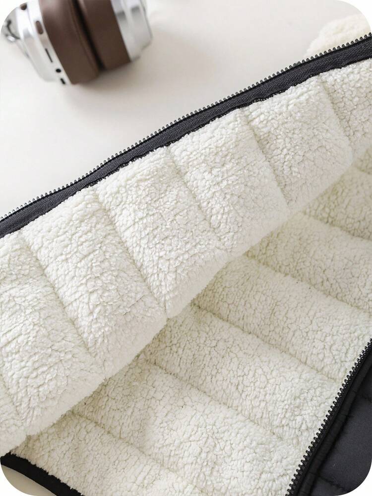 SHEIN 男童五件套冬季套装，包括加厚抓绒外套、冬装外套、绗缝外套、卫衣、圆领连帽衫、灯芯绒裤和棉质绗缝背心，保暖舒适，百搭休闲日常时尚，适合室内、室外、日常、运动、玩耍、派对、假期、返校季等场合。秋冬季男童服装套装，冬季背心套装，男童保暖背心，男童秋冬休闲两件套。 - 黑色 - 查看 7