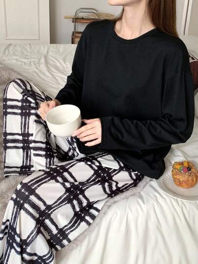 少女 2 件套黑色家居服套装，纯色格子 T 恤上衣和格子及踝长裤，休闲家居睡衣，圆领，舒适时尚，适合春秋季节，休闲家居