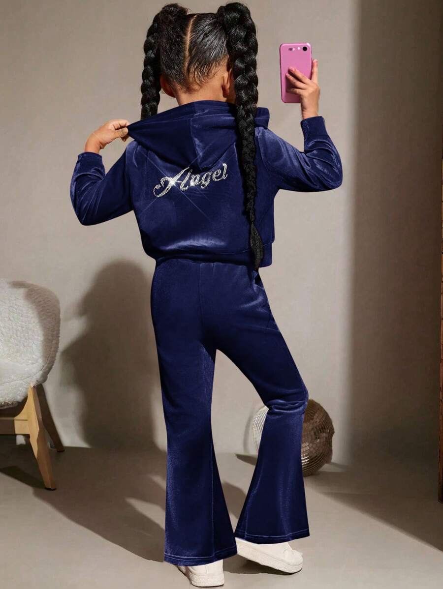 SHEIN Bộ 2 món đồ cho bé gái, áo hoodie nhung họa tiết chữ đính đá và quần ống loe, quần nỉ, trang phục, dễ thương, giản dị và cổ điển, tuyệt vời cho trang phục thường ngày và đi học hàng ngày vào mùa hè và mùa thu, cho Giáng sinh - Màu xanh lam - Xem 1