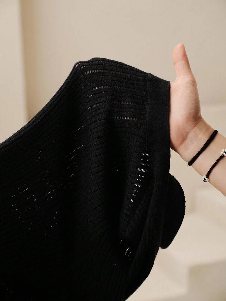 Robe en tricot noire élégante à col en V et volants à l'ourlet