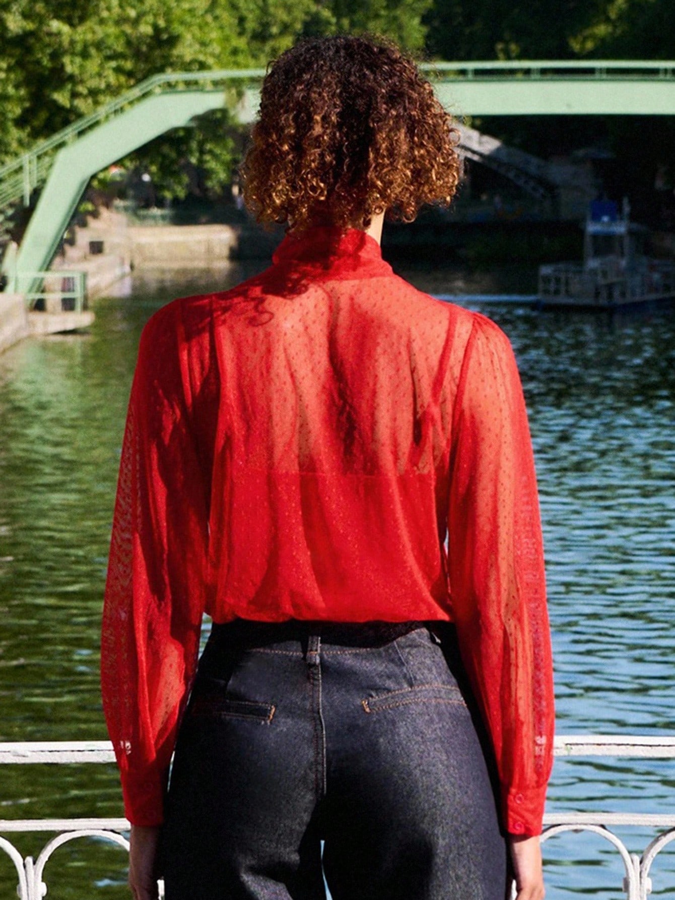 Blusa roja transparente con textura de lunares, con corbata en el cuello y camiseta interior incorporada, top de otoño, atuendo casual de negocios, atuendo de maestra, atuendo de oficina