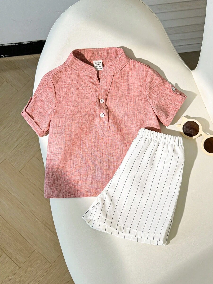 SHEIN LMoss Kids 男宝宝夏季可爱休闲立领粉色短袖衬衫+条纹弹力腰短裤套装,适合生日派对、晚宴、演出、婚礼、迎婴派对、一周岁生日庆祝等场合。男宝宝夏季服装,男宝宝夏季衣服,男宝宝亚麻套装,男宝宝夏季服装套装 - 彩色 - 查看 1