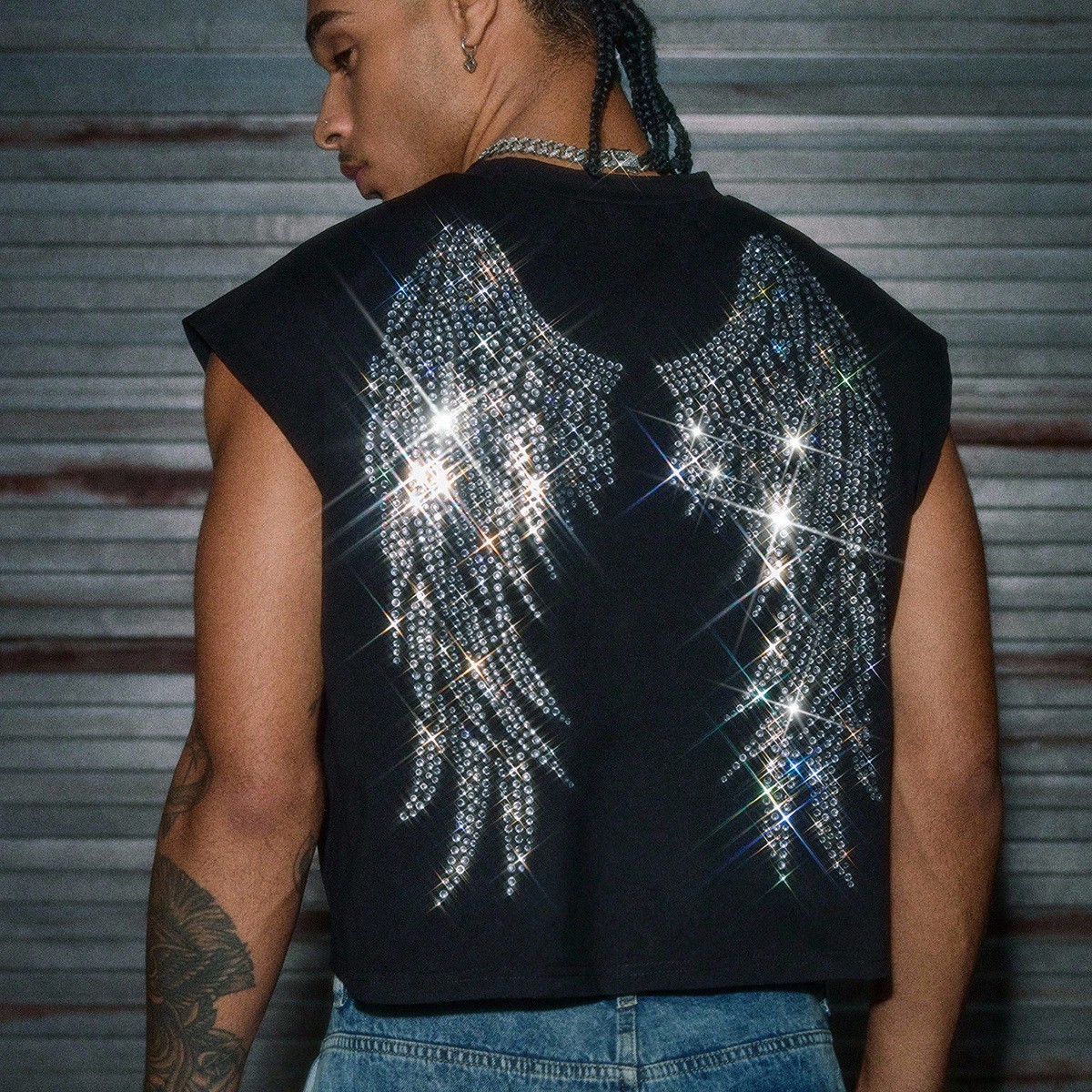 Camiseta sin mangas suelta con decoración de alas de ángel y rhinestones, moda de alta calle para hombres