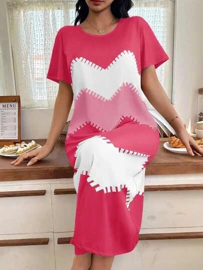 SHEIN فستان نوم قصير الأكمام كاجوال مطبوع بطبعة موجة رقمية للنساء، فستان ليلي موموو