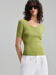 Ontre Style élégant, design minimaliste, tissu tricoté, vert avocat, manches courtes, encolure asymétrique, silhouette ajustée, Top tricoté pour femme, pull pour femme, vêtements d'automne, tenue décontractée, tenue de bureau décontractée - Militaire verte - Voir 4