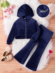 SHEIN Bộ 2 món đồ cho bé gái, áo hoodie nhung họa tiết chữ đính đá và quần ống loe, quần nỉ, trang phục, dễ thương, giản dị và cổ điển, tuyệt vời cho trang phục thường ngày và đi học hàng ngày vào mùa hè và mùa thu, cho Giáng sinh - Màu xanh lam - Xem 2