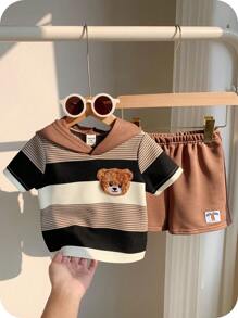 SHEIN مجموعة ملابس علوية وشورت قصير الأكمام مزينة برسوم الدب الكرتونية الجميلة والخطوط للأطفال الصغار، صيفي