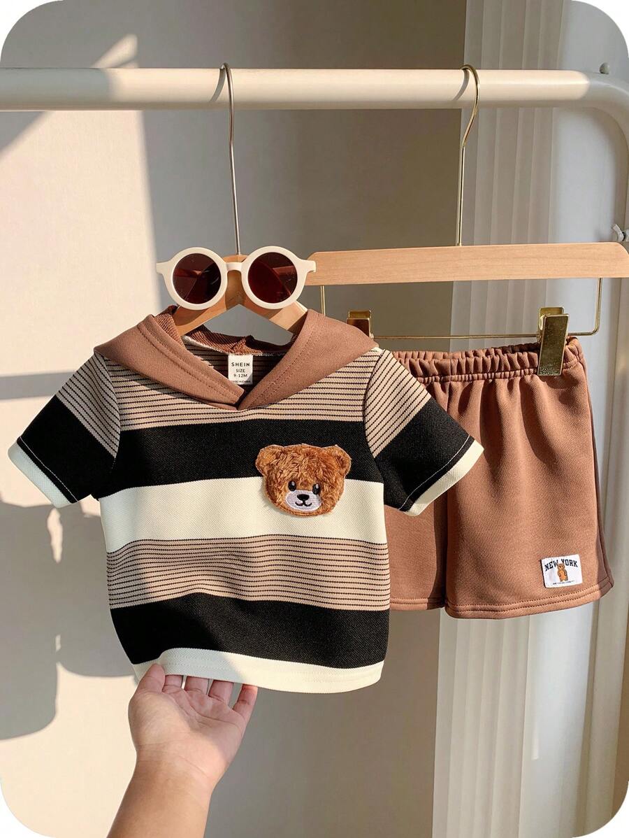 SHEIN مجموعة ملابس علوية وشورت قصير الأكمام مزينة برسوم الدب الكرتونية الجميلة والخطوط للأطفال الصغار، صيفي