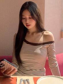 DAZY 女士休闲条纹修身不对称肩部褶皱长袖 T 恤，秋季女装