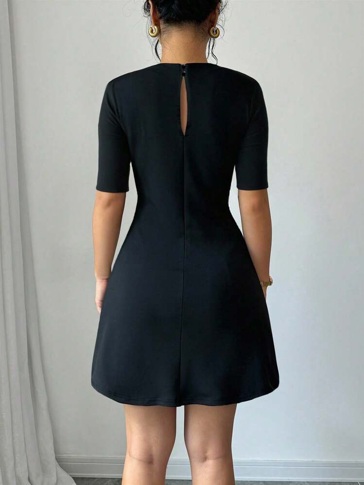 Elenzga 时尚新款中式立领小黑裙，女款优雅纯色中式立领中袖A字金属腰带A字连衣裙，高弹力纹理面料，纯色，时尚修身，适合通勤、休闲日常、返校季、教师装、职业装 - 黑色 - 查看 2