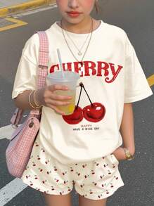 SHEIN 2 件套奶油白色复古迷你樱桃图案少女休闲简约短袖圆领 T 恤和短裤套装，夏季服装，轻松舒适，时尚儿童，休闲装，儿童图案服装，返校，秋季服装 - 彩色 - 查看 4