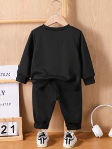 SHEIN 2 件套男婴牛仔拼布圆领运动衫和黑色裤子套装，休闲日常穿着 - 彩色 - 查看 2