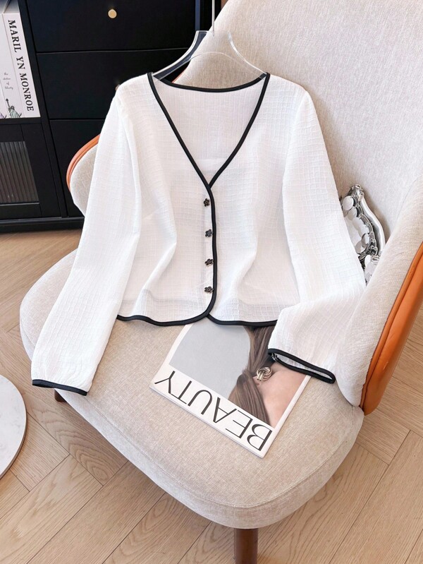 Regalyn Chaqueta de mujer talla grande elegante de tela texturizada con contraste blanco y negro, y botones metálicos con flores
