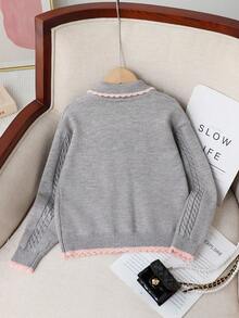 SHEIN كارديجان سميك للبنات المراهقات باللون الرمادي والوردي، قماش ناعم ومطاطي من الفليس، مناسب للخروجات والتجمعات والارتداء اليومي، كارديجان بنات للخريف والشتاء، كارديجان كابل مضفر للبنات الصغيرات، كنزة بأزرار للبنات الرضع، كارديجان رمادي للبنات المراهقات. كارديجان البنات المراهقات هو كنزة صوفية مزدوجة الطبقة منسوجة باليد باللون الرمادي الأنيق، مزين بتصميم على شكل معين مع حافة وأساور وياقة باللون الوردي. يحتوي على 6 أزرار وهو كارديجان طويل الأكمام وطويل الرقبة. هذه الكنزة ناعمة ومريحة للخريف والشتاء، مناسبة للاستخدام اليومي والسفر والعطلات والمنزل. إنها مثالية للأطفال للعب والارتداء عند العودة إلى المدرسة في الخريف - رمادي - مشاهدة 2