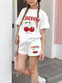 SHEIN 复古樱桃图案，奶油白色，少女休闲简约圆领短袖 T 恤和宽松短裤 2 件套，适合春夏季，清凉夏日，度假氛围