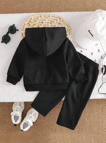 SHEIN Playful Pals 2 件套男婴连帽拉链夹克 + 裤子套装，字母和星星印花，街头休闲运动装，适合秋冬日常穿着 - 黑色 - 查看 2
