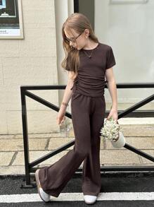 SHEIN 适合年轻女孩的舒适咖啡棕色圆领短袖T恤和喇叭裤两件套，常规袖长，宽松版型，适合青少年女孩。这款棕色两件套套装，适合青少年女孩穿着，休闲舒适，适合日常穿着。返校季服装，棕色套装，适合女孩穿着。 - 咖啡棕 - 查看 3