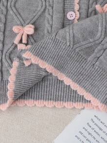 SHEIN كارديجان سميك للبنات المراهقات باللون الرمادي والوردي، قماش ناعم ومطاطي من الفليس، مناسب للخروجات والتجمعات والارتداء اليومي، كارديجان بنات للخريف والشتاء، كارديجان كابل مضفر للبنات الصغيرات، كنزة بأزرار للبنات الرضع، كارديجان رمادي للبنات المراهقات. كارديجان البنات المراهقات هو كنزة صوفية مزدوجة الطبقة منسوجة باليد باللون الرمادي الأنيق، مزين بتصميم على شكل معين مع حافة وأساور وياقة باللون الوردي. يحتوي على 6 أزرار وهو كارديجان طويل الأكمام وطويل الرقبة. هذه الكنزة ناعمة ومريحة للخريف والشتاء، مناسبة للاستخدام اليومي والسفر والعطلات والمنزل. إنها مثالية للأطفال للعب والارتداء عند العودة إلى المدرسة في الخريف - رمادي - مشاهدة 6