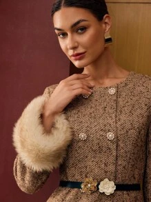 MOTF PREMIUM 粗花呢秋冬撞色人造毛皮羊毛混纺迷你连衣裙 - 卡其色 - 查看 6